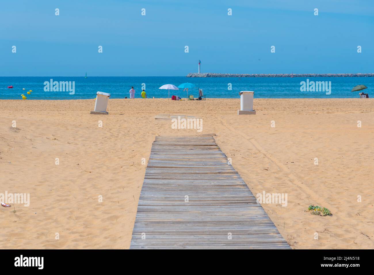 La gente sta godendo una giornata di sole su una spiaggia di Mazagon vicino Huelva, Spagna Foto Stock