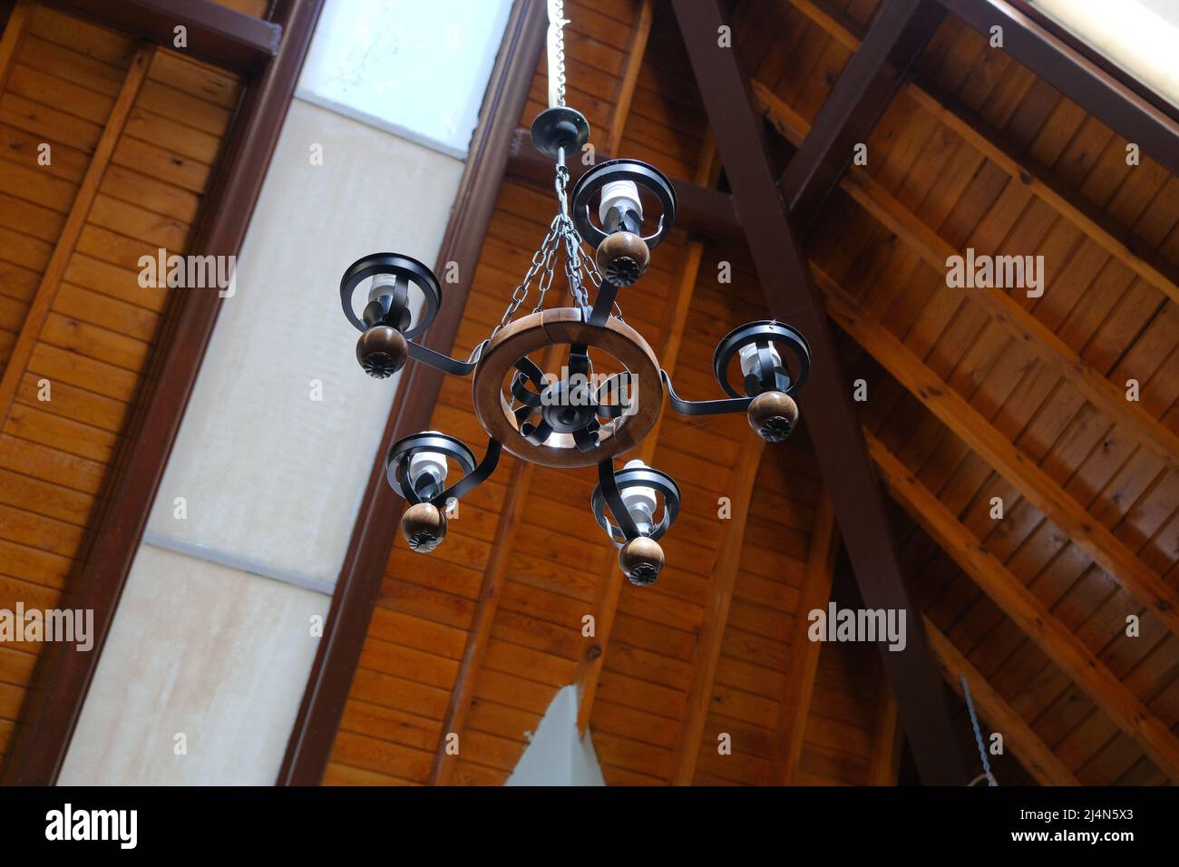 Lampadario ad angolo basso, lampadario all'interno di una piccola moschea in materiale di legno. Foto Stock