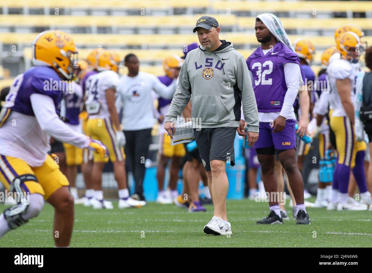 Baton Rouge, LOUISIANA, Stati Uniti. 16th Apr 2022. Il Coordinatore difensivo della LSU Matt House istruisce i suoi linebackers durante l'ultima settimana di allenamento primaverile al Tiger Stadium di Baton Rouge, LOUISIANA. Jonathan Mailhes/CSM/Alamy Live News Foto Stock