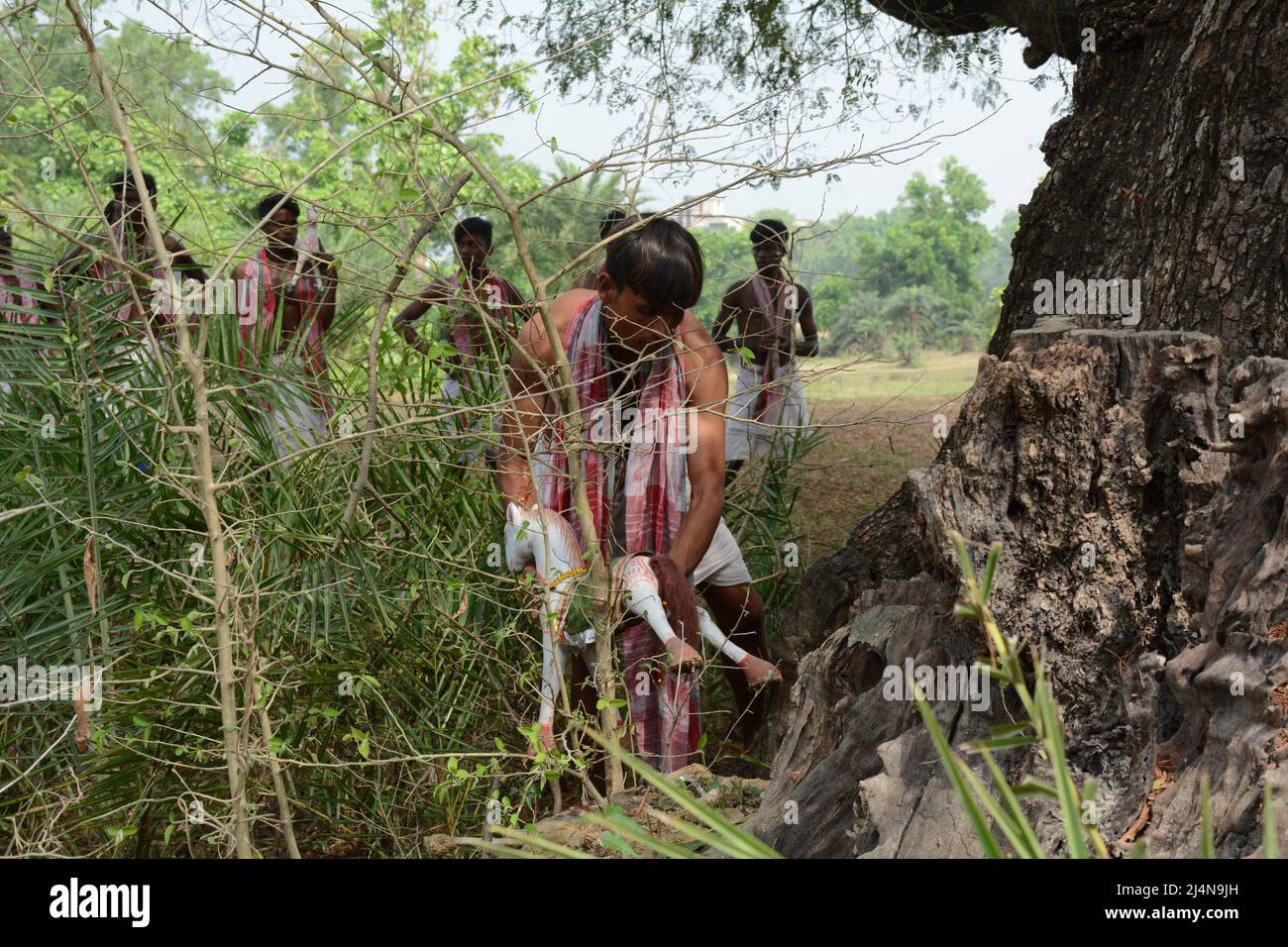 Santiniketan, Bengala Occidentale, India. 16th Apr 2022. Dharma Thakur è una divinità indù, che simboleggia il sole, alcuni dicono che è una divinità indù di morte e giustizia, adorata dagli abitanti del villaggio nella regione tradizionale di Rarh nell'attuale stato indiano del Bengala Occidentale come uno dei loro speciali dèi del villaggio (Gram devata). Dharmaraja o Dharma Thakur era originariamente un dio non-ariano e una divinità della tribù Kom, ma fu successivamente elevato al pantheon Vedico. Dharma Thakur è associato alla fertilità agricola e umana. Credenze magiche e rituali si fondono con i riti vedici nel suo culto. È adorato principalmente Foto Stock