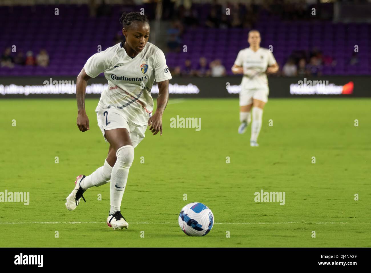 Orlando, Stati Uniti. 16th Apr 2022. Taylor Smith (2 North Carolina Courage) si prepara a fare un colpo di gol durante la partita della National Womens Soccer League tra Orlando Pride e North Carolina Courage all'Explororia Stadium di Orlando, Florida. Andrea Vilchez/SPP Credit: SPP Sport Press Photo. /Alamy Live News Foto Stock