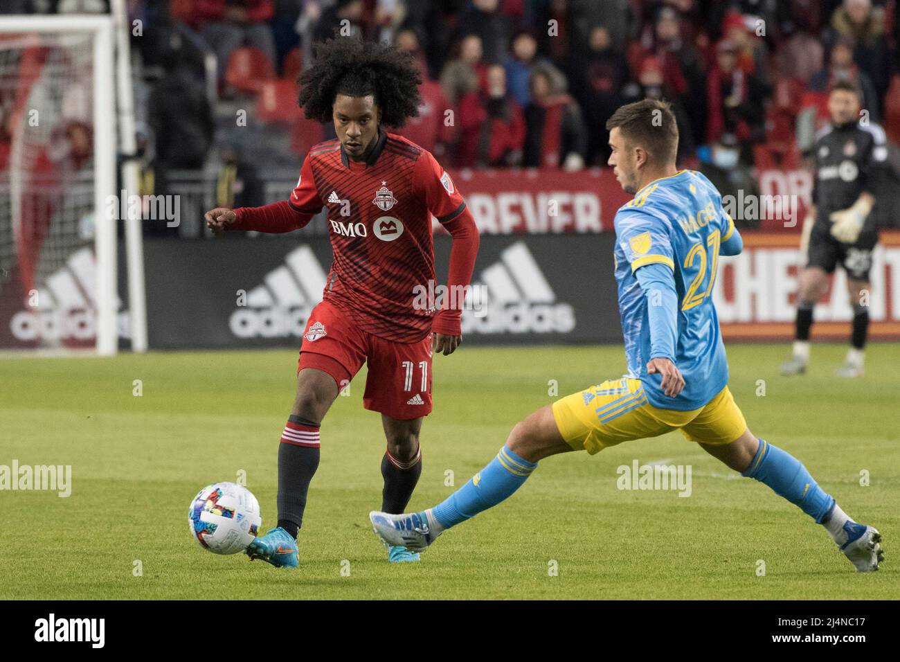 Toronto, Canada. 16th Apr 2022. Jayden Nelson (11) e Kai Wagner (27) in azione durante la partita MLS tra Toronto FC e Philadelphia Union. La partita si è conclusa nel 2-1 per l'azione di Toronto FC.in durante la partita MLS tra il Toronto FC e la Philadelphia Union al BMO Field. (Punteggio finale : 2-1 Toronto FC) (Foto di Angel Marchini/SOPA Images/Sipa USA) Credit: Sipa USA/Alamy Live News Foto Stock