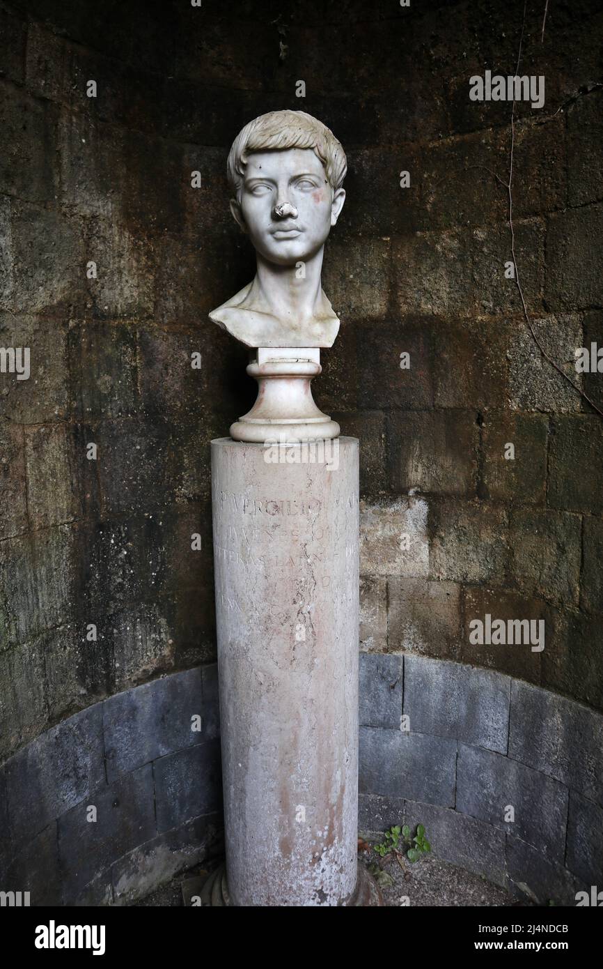 Napoli - scultura di Virgilio nel Parco Vergiliano a Piedigrotta Foto Stock