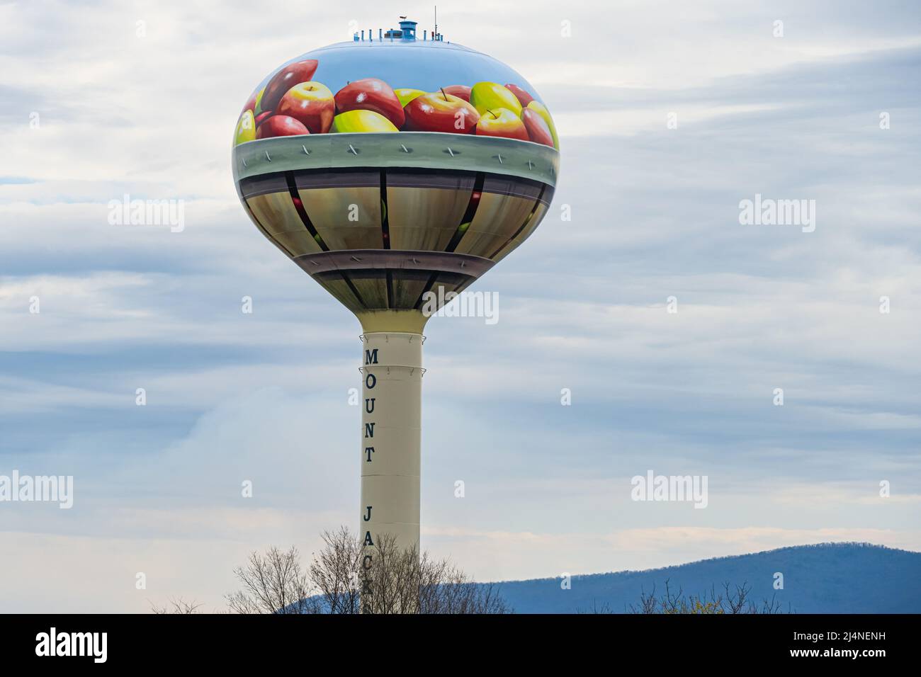 Mount Jackson, la torre dell'acqua del cesto di mele della Virginia, è un punto di riferimento lungo la i-81 nella Shenandoah Valley della Virginia. (USA) Foto Stock