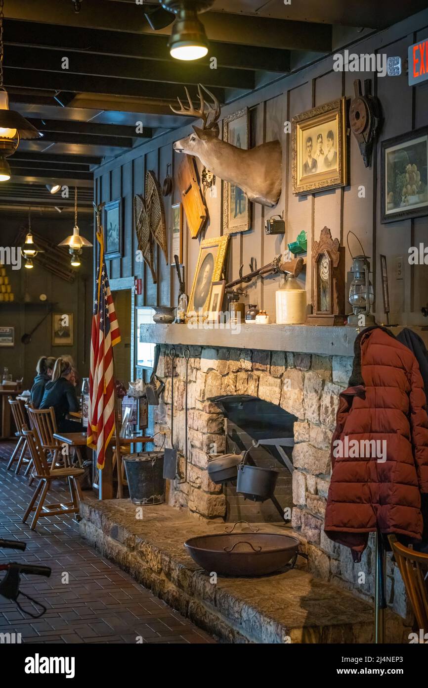 Caminetto e decorazione delle pareti al ristorante Cracker Barrel Old Country Store a Winchester, Virginia. (USA) Foto Stock
