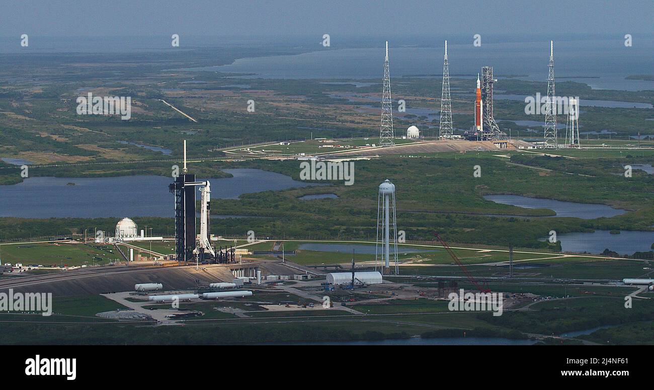 SpaceXs Axiom-1 è in primo piano su Launch Pad 39A con NASAs Artemis i in background su Launch Pad 39B il 6 aprile 2022. Questa è la prima volta che due tipi completamente diversi di razzi e navicelle progettate per trasportare gli esseri umani sono sui pattini della sorella allo stesso timebut esso wont essere l'ultimo come NASAs Kennedy Space Center in Florida continua a crescere come un multi-utente spaceport per lanciare sia governo che razzi commerciali. Axiom-1 al pad 39A e Artemis i al pad 39B. Credito obbligatorio: Jamie Peer/NASA tramite CNP Foto Stock