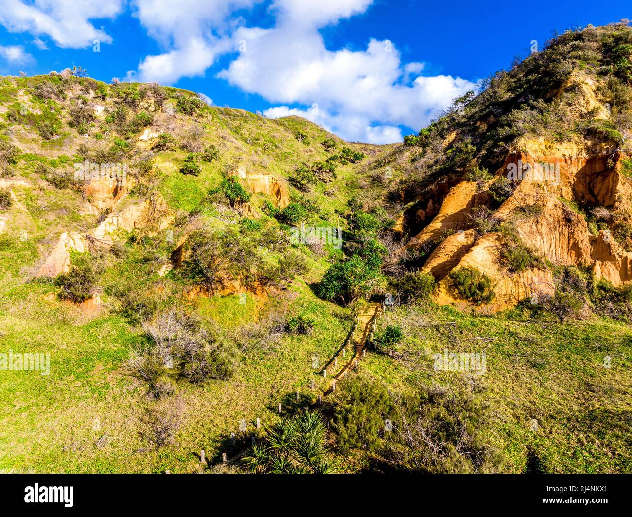 Una vista aerea del Red Canyon, una sezione di scogliere di colore rosso e arancione sulla Seventy Five Mile Beach. Fraser Island, Queensland, Australia. Foto Stock