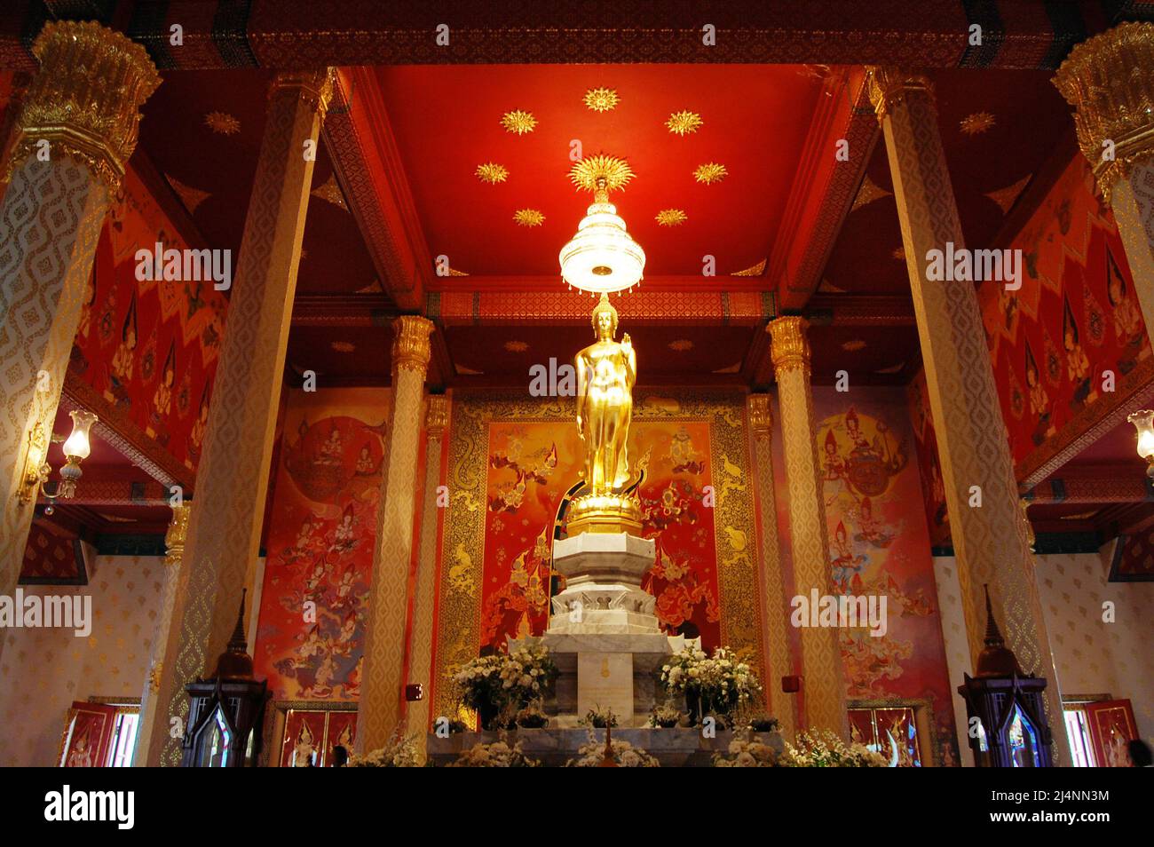 L'antica statua del buddha per i thailandesi viaggia visita e rispetta la sacra benedizione di preghiera nel tempio di Phra Mahathat Chedi Phakdee Prakat nella città di Bang Saphan Foto Stock