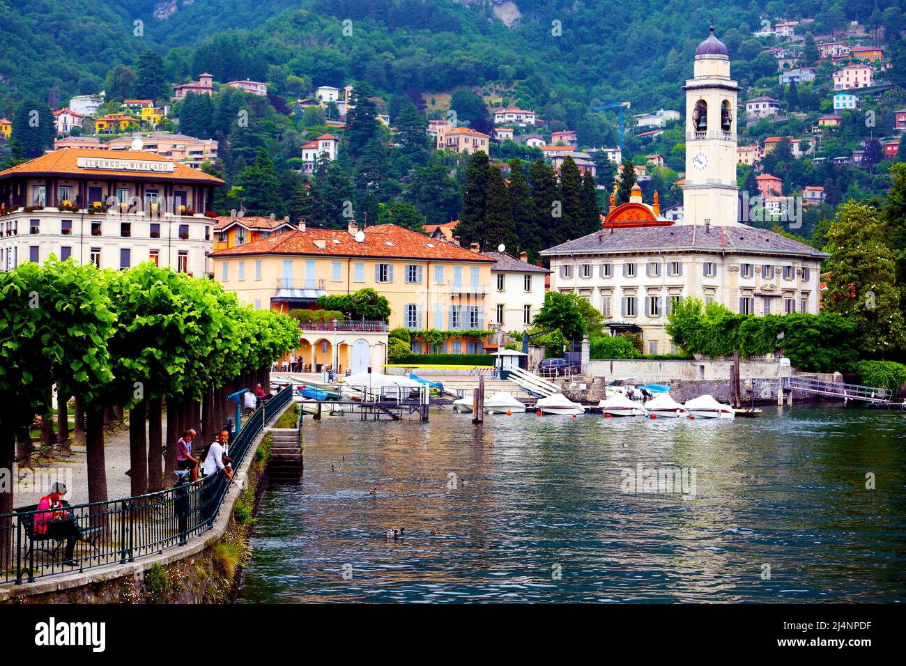 Il villaggio di Cernobbio sulle rive del lago di Como in Italia settentrionale Foto Stock