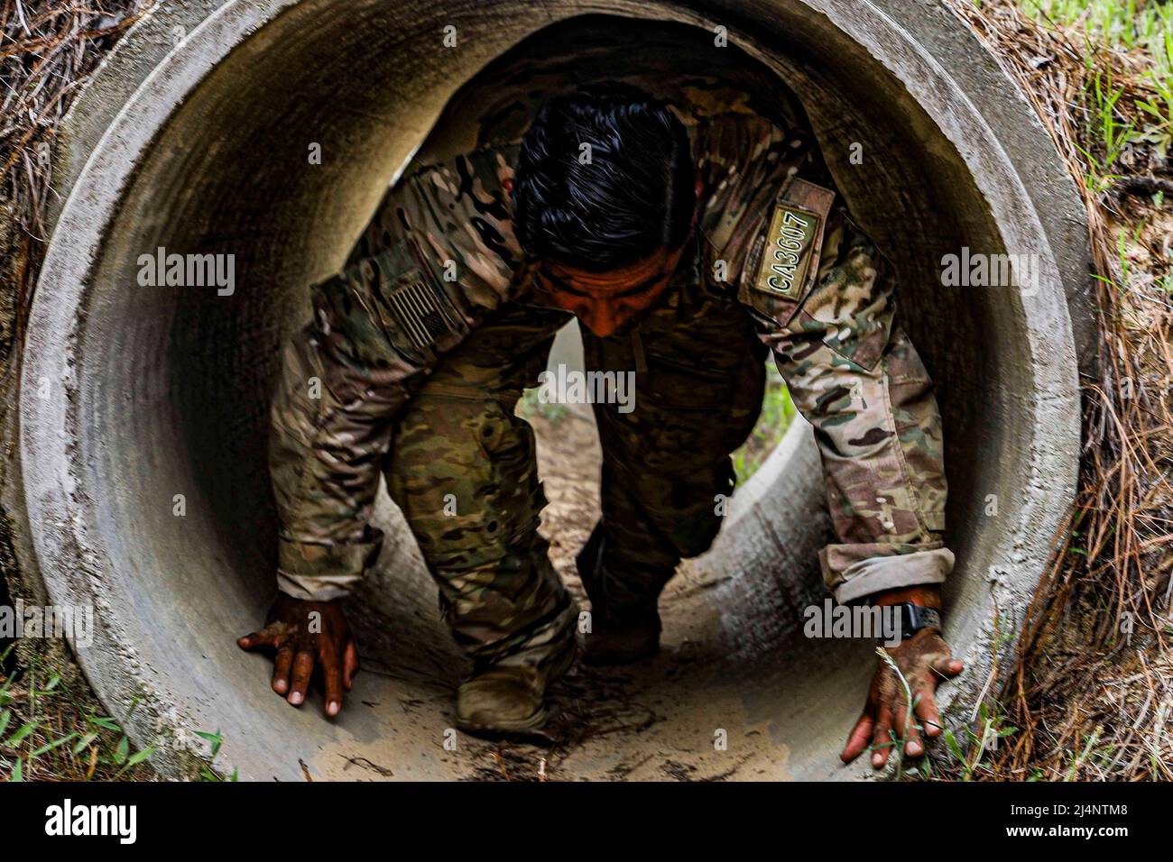 Base dell'aeronautica di Eglin, Florida, USA. 13th Apr 2022. 7th Special Forces Group (Airborne) Soldier corre attraverso un ostacolo durante il Fuerzas Commando Tryouts su Camp 'Bull' Simons, Fl., 13 aprile 2022. La competizione globale promuove le relazioni militari-militari, aumenta la disponibilità delle missioni e migliora la sicurezza regionale. Credit: U.S. Army/ZUMA Press Wire Service/ZUMAPRESS.com/Alamy Live News Foto Stock