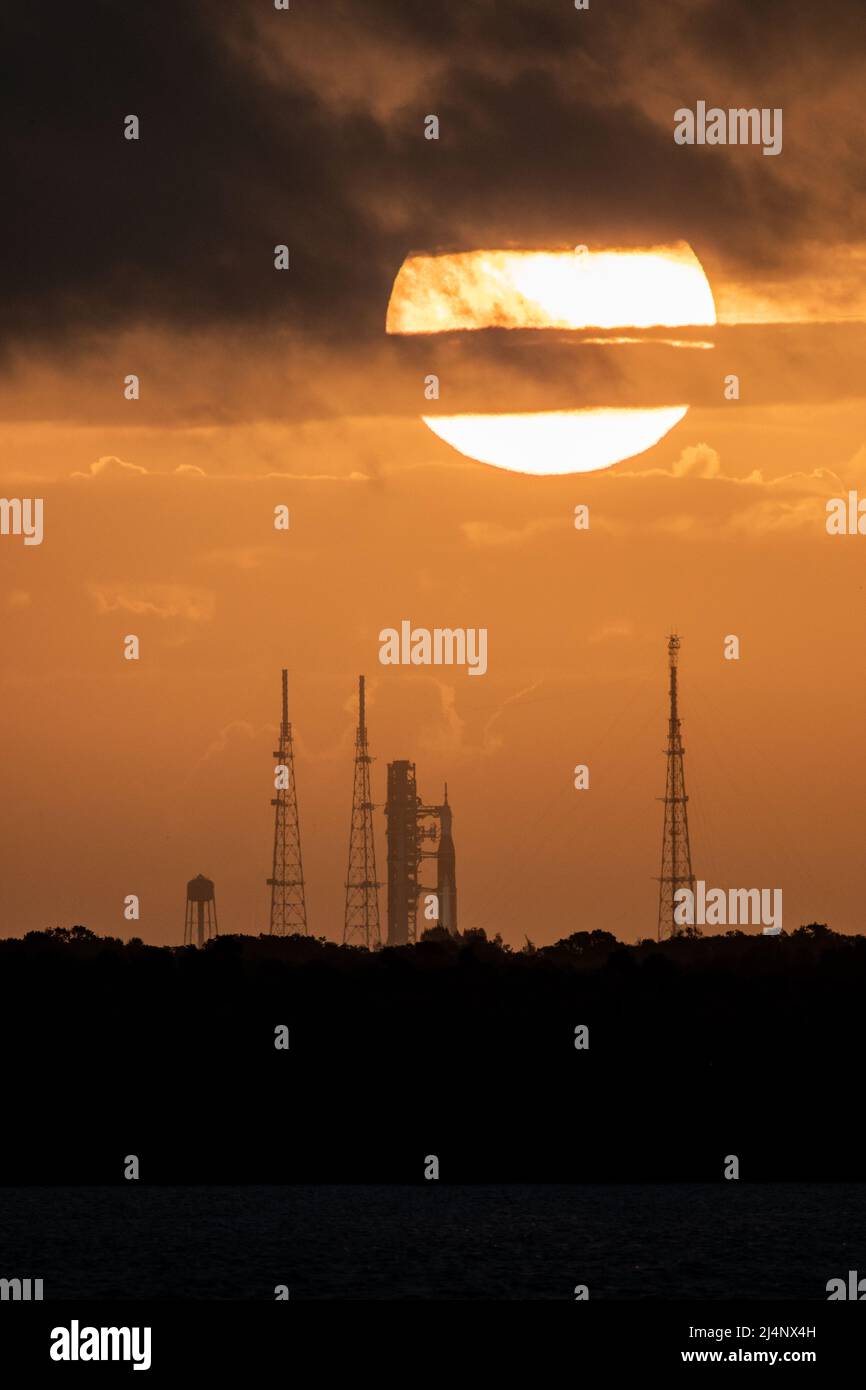 KENNEDY SPACE CENTER, FLORIDA, USA - 24 marzo 2022 - una vista del sistema di lancio spaziale Artemis i (SLS) e della navicella spaziale Orion sul Launch Pad 39B durante la s. Foto Stock
