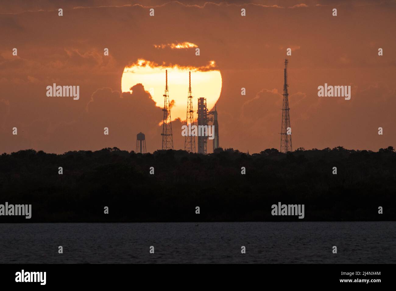 KENNEDY SPACE CENTER, FLORIDA, USA - 24 marzo 2022 - una vista del sistema di lancio spaziale Artemis i (SLS) e della navicella spaziale Orion sul Launch Pad 39B durante la s. Foto Stock