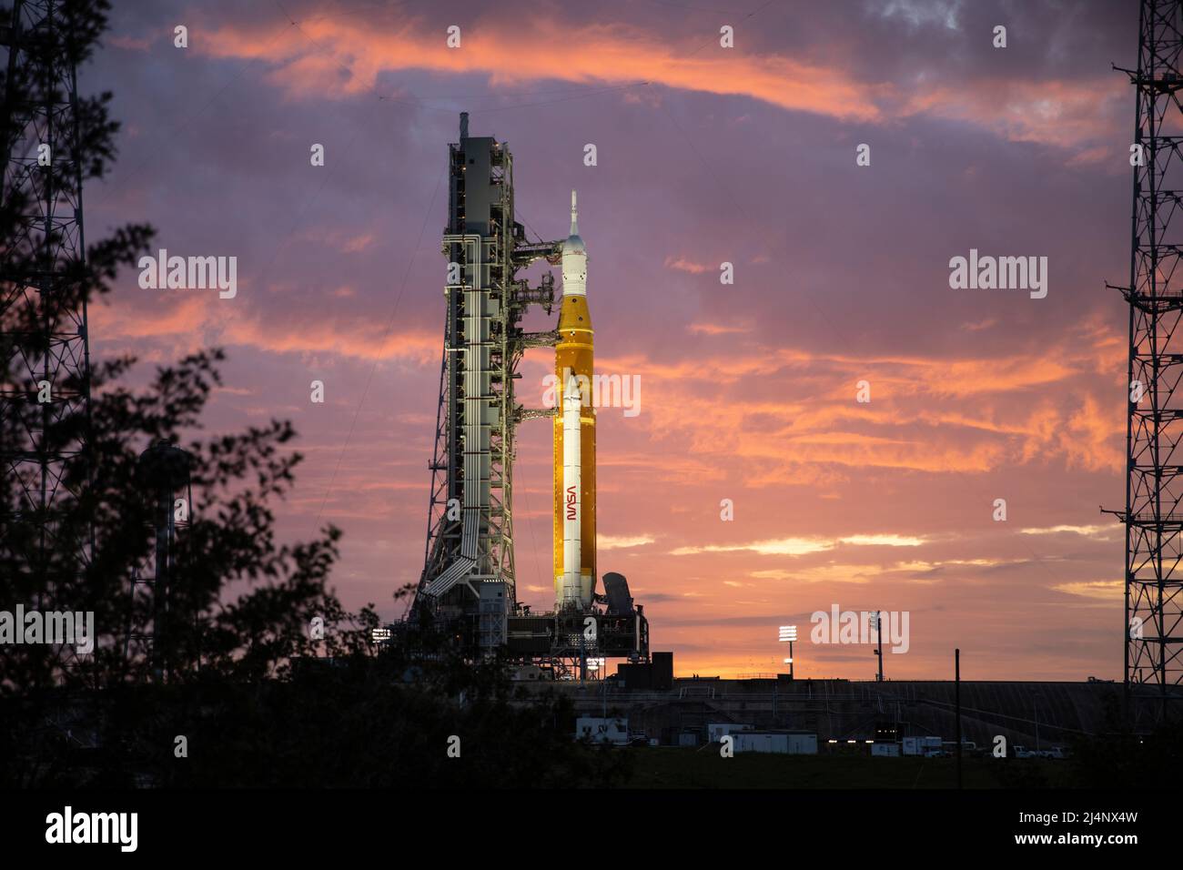 KENNEDY SPACE CENTER, FLORIDA, USA - 24 marzo 2022 - una vista del sistema di lancio spaziale Artemis i (SLS) e della navicella spaziale Orion sul Launch Pad 39B durante la s. Foto Stock