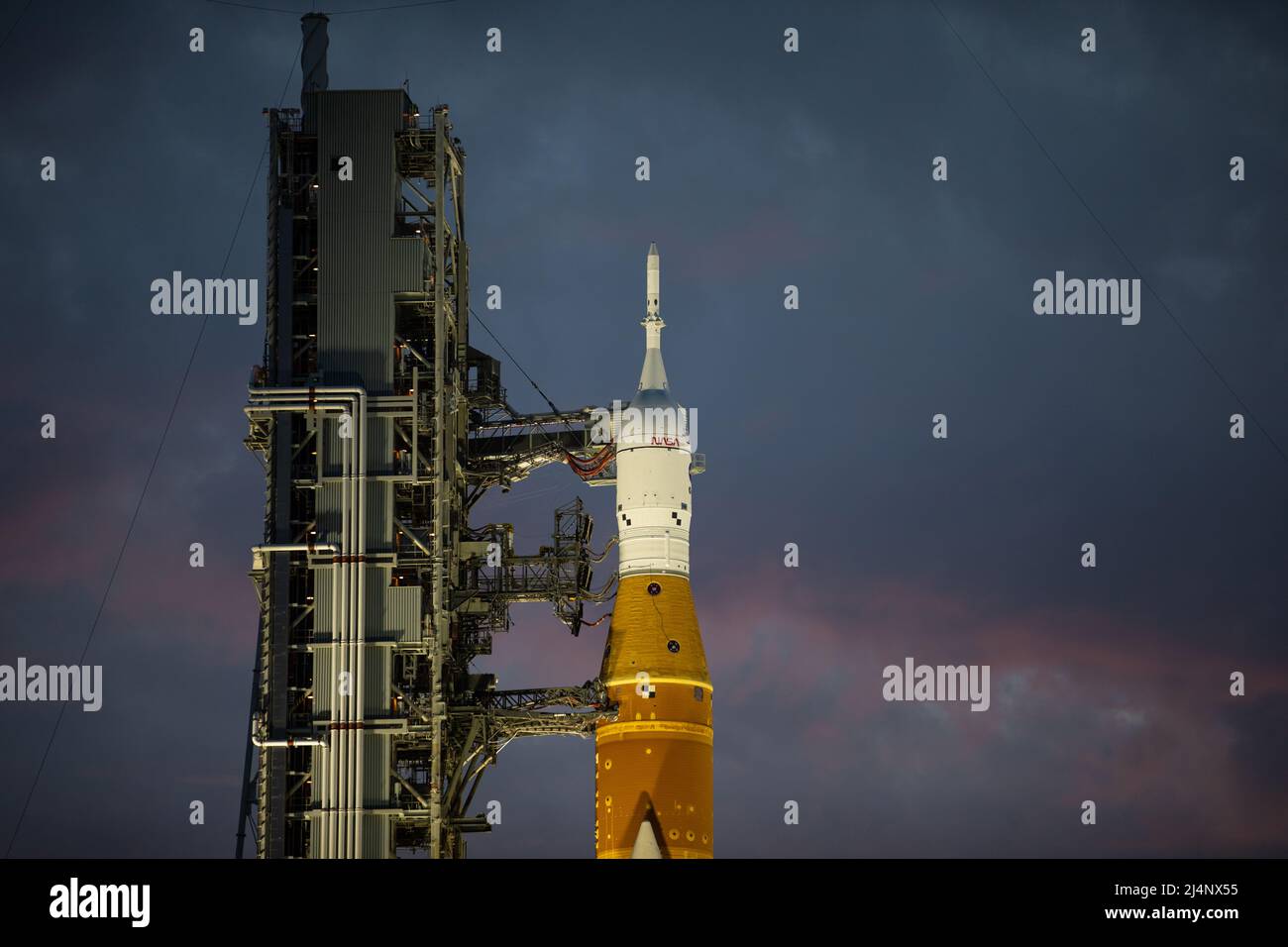KENNEDY SPACE CENTER, FLORIDA, USA - 24 marzo 2022 - una vista del sistema di lancio spaziale Artemis i (SLS) e della navicella spaziale Orion sul Launch Pad 39B durante la s. Foto Stock