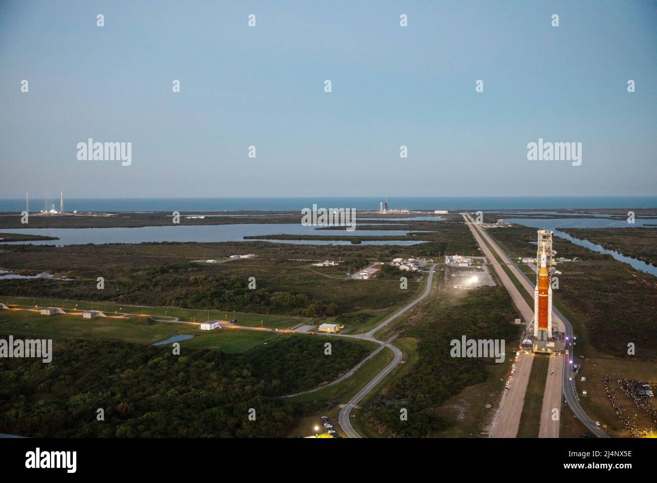 KENNEDY SPACE CENTER, FLORIDA, Stati Uniti d'America - 24 marzo 2022 - il razzo Space Launch System (SLS) della NASA, con la capsula di Orion in cima, lentamente si abbassa Foto Stock