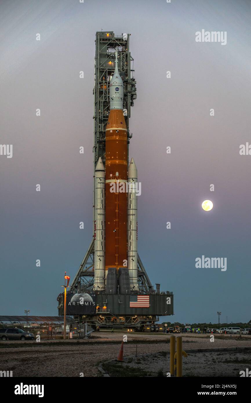 KENNEDY SPACE CENTER, FLORIDA, USA - 24 marzo 2022 - una vista del sistema di lancio spaziale Artemis i (SLS) e della navicella spaziale Orion sul Launch Pad 39B durante la s. Foto Stock