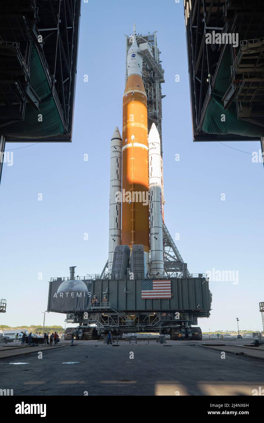 KENNEDY SPACE CENTER, FLORIDA, USA - 24 marzo 2022 - il razzo della NASA Space Launch System (SLS), con la capsula di Orion in cima, esce lentamente dalla Veh Foto Stock