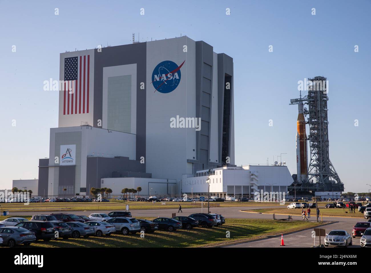 KENNEDY SPACE CENTER, FLORIDA, USA - 24 marzo 2022 - il razzo della NASA Space Launch System (SLS), con la capsula di Orion in cima, esce lentamente dalla Veh Foto Stock