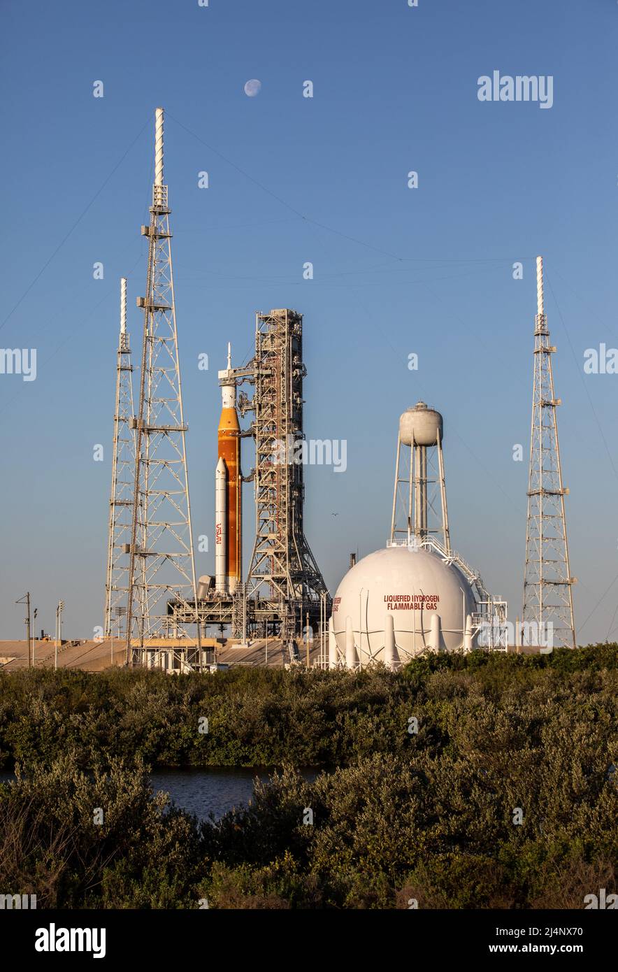 KENNEDY SPACE CENTER, FLORIDA, USA - 24 marzo 2022 - una vista del sistema di lancio spaziale Artemis i (SLS) e della navicella spaziale Orion sul Launch Pad 39B durante la s. Foto Stock