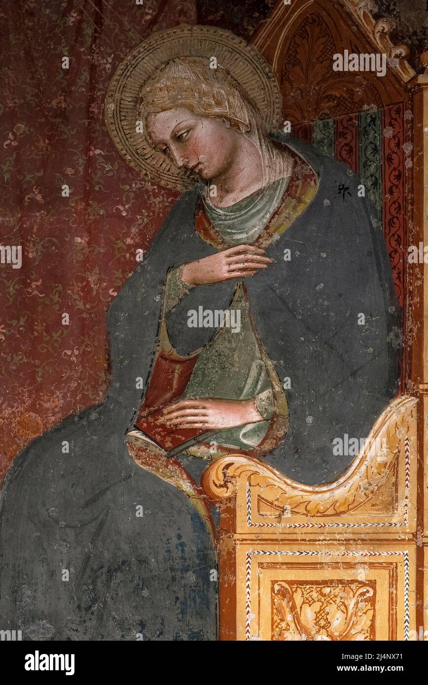 La Vergine Maria siede in una sedia decorata e con schienale alto. Dettaglio da fine 1300s o inizio 1400s Annunciazione affresco nella Chiesa di San Domenico ad Arezzo, Toscana, Italia. L'opera è attribuita all'artista rinascimentale primoricinista Spinello Aretino (c.. 1350 - c. 1410), un pittore influente che affrescò chiese in tutta la Toscana tra la fine del '14th e l'inizio del '15th. Foto Stock