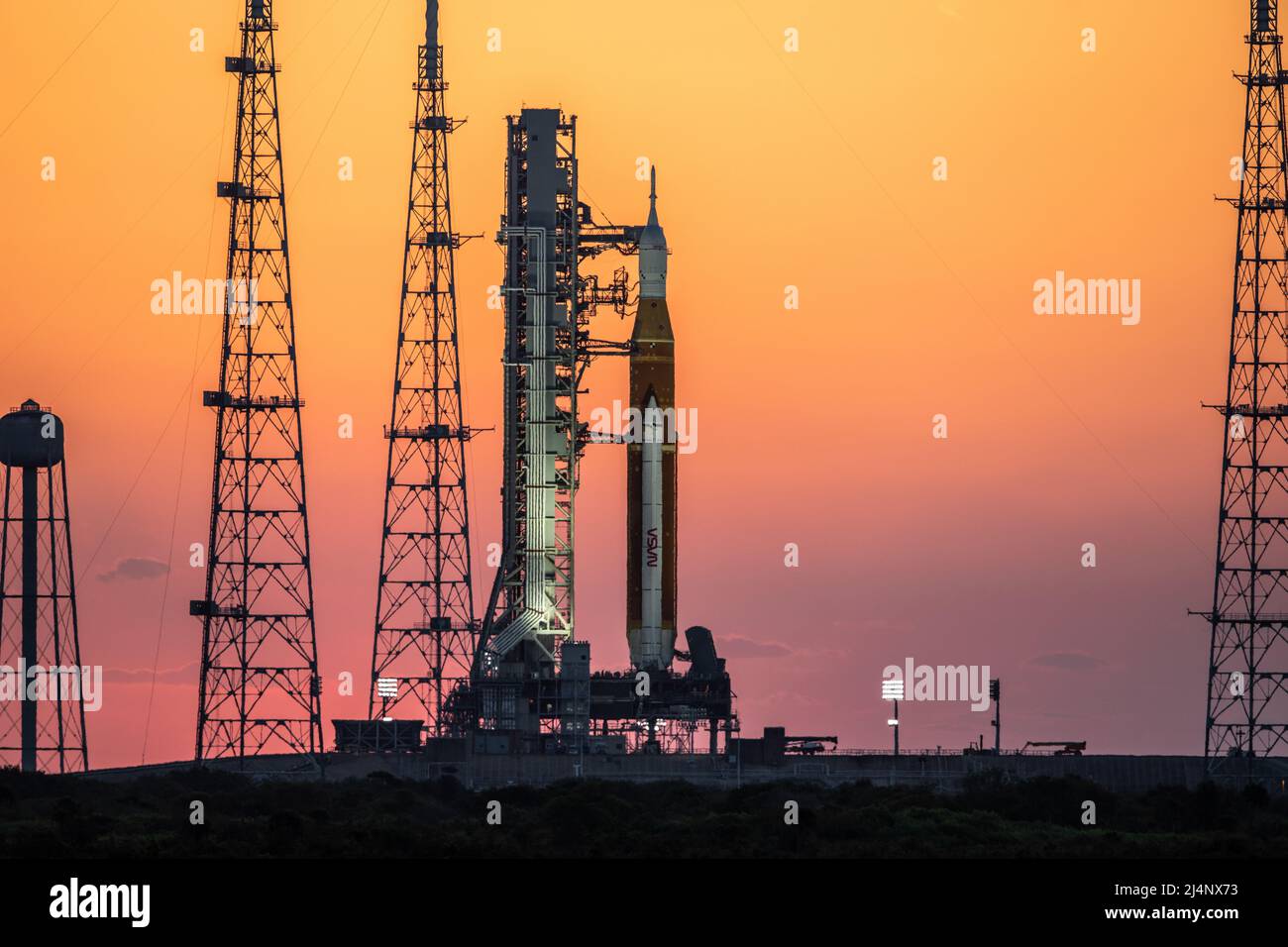 KENNEDY SPACE CENTER, FLORIDA, USA - 24 marzo 2022 - una vista del sistema di lancio spaziale Artemis i (SLS) e della navicella spaziale Orion sul Launch Pad 39B durante la s. Foto Stock