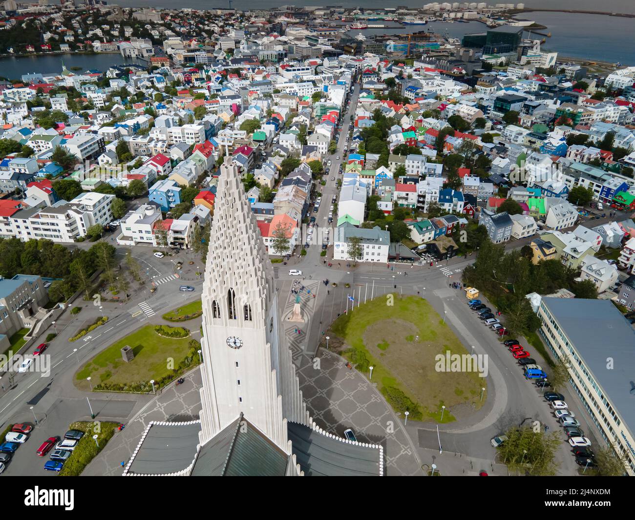 Belle riprese aeree della capitale islandese Reykjavik, la Cattedrale di Hallgrimskirkja e la bellissima città Foto Stock