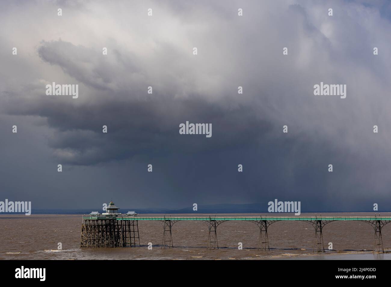 Nuvole tempesta sul canale Foto Stock