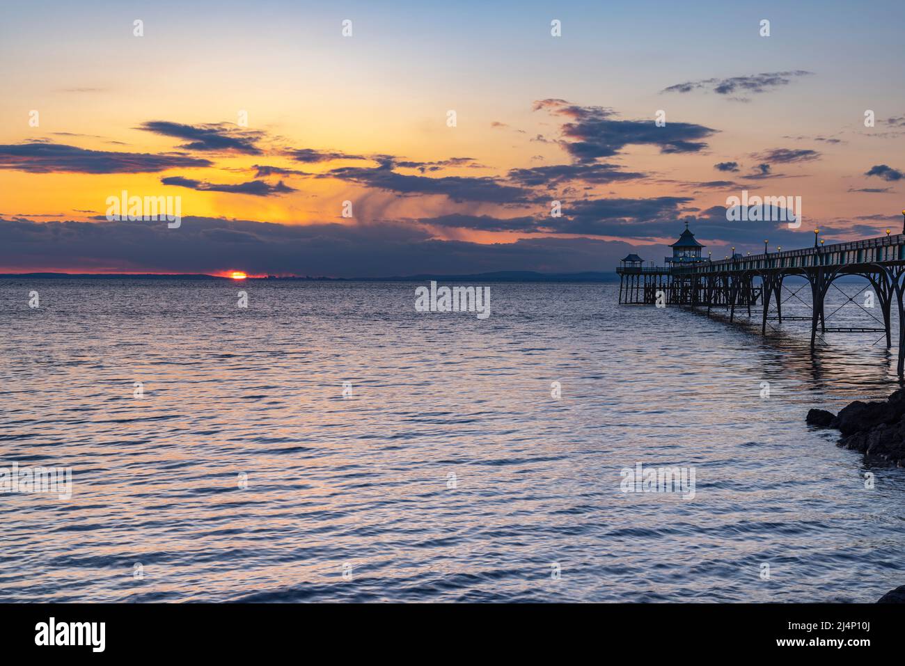 Molo con una nuvola all'orizzonte Foto Stock