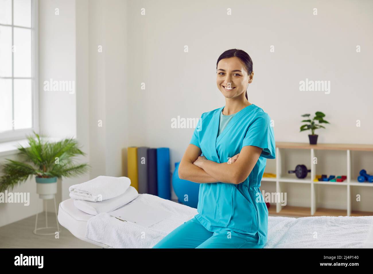 Ritratto di amichevole fiducioso professionale massaggiatore o chiropractor nel suo ufficio medico. Foto Stock