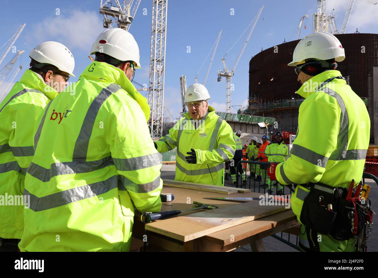BRIDGWATER, INGHILTERRA, Regno Unito - 07 aprile 2022 - il primo ministro britannico Boris Johnson e il segretario di Stato per le strategie industriali, energetiche e commerciali Kwasi kW Foto Stock