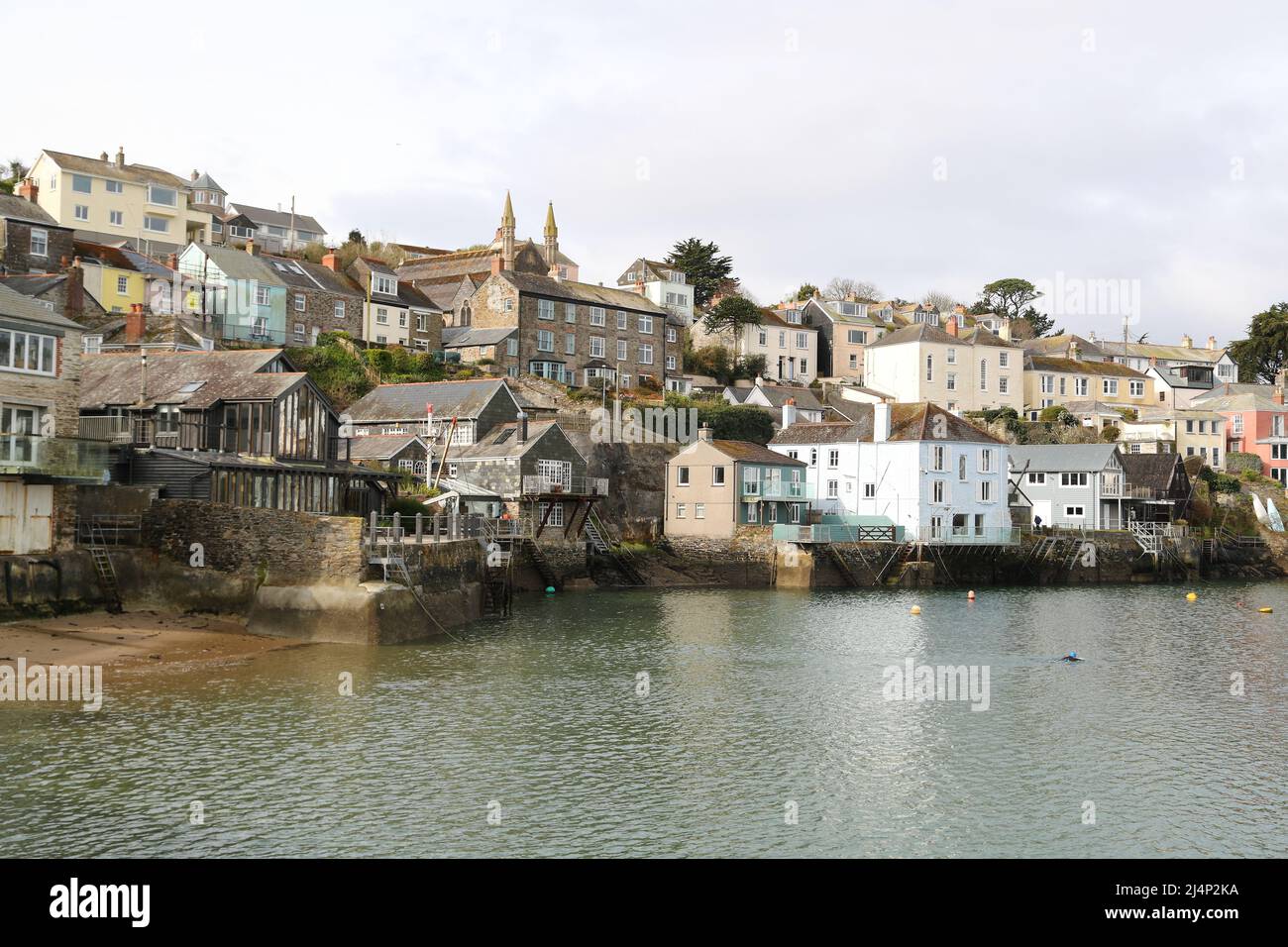 Panorama della città di Cornovaglia Fowey come visto da Polruan, Cornovaglia, Regno Unito Foto Stock