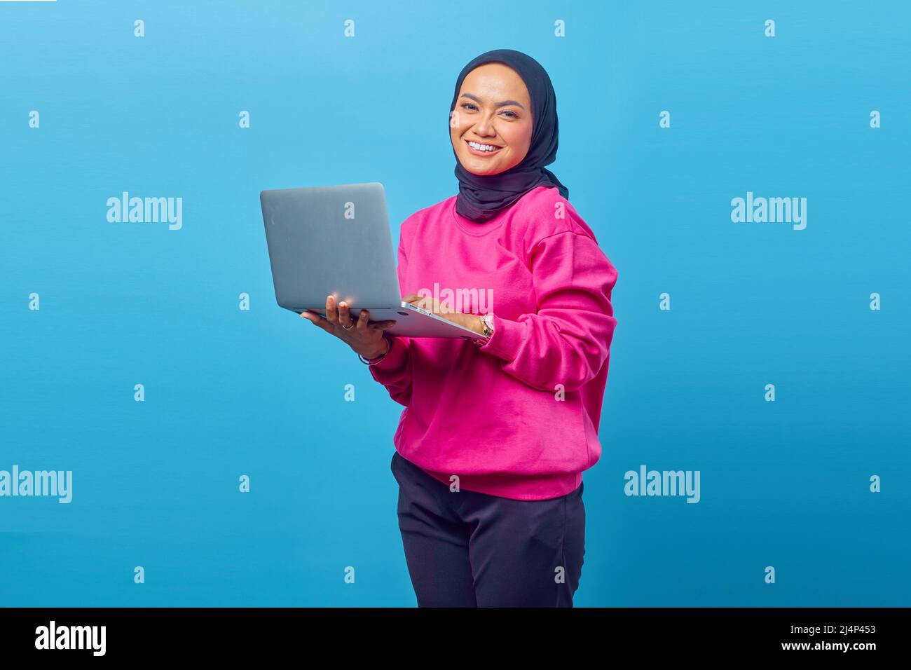 Ritratto di lei lei bella bella bella fiduciosa allegra ragazza musulmana che tiene in mano laptop lavoro a distanza parte tempo isolato su luminoso Foto Stock