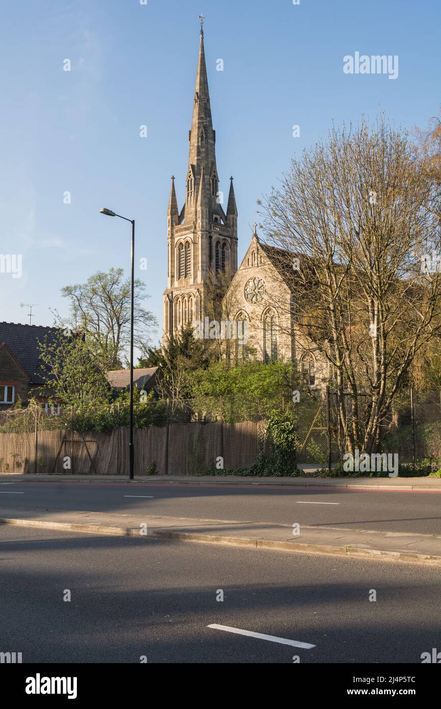 La torre della chiesa di Revival Gotica di grado II* e la guglia della Chiesa della Santissima Trinità, Ponsonby Road, Roehampton, Londra, SW15, Inghilterra, Regno Unito Foto Stock