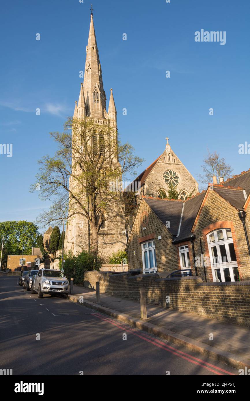 La torre della chiesa di Revival Gotica di grado II* e la guglia della Chiesa della Santissima Trinità, Ponsonby Road, Roehampton, Londra, SW15, Inghilterra, Regno Unito Foto Stock