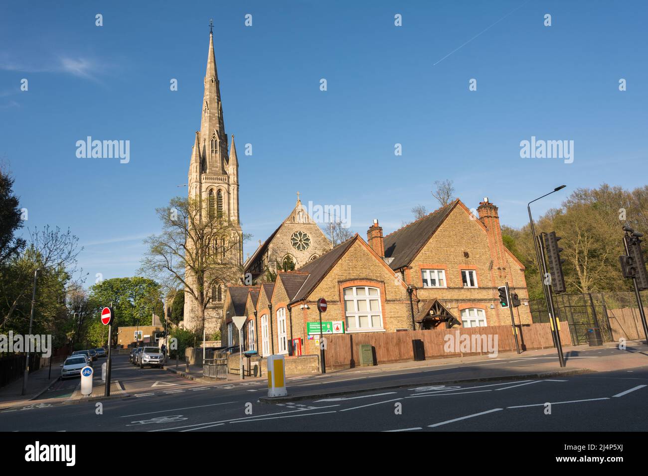 La torre della chiesa di Revival Gotica di grado II* e la guglia della Chiesa della Santissima Trinità, Ponsonby Road, Roehampton, Londra, SW15, Inghilterra, Regno Unito Foto Stock