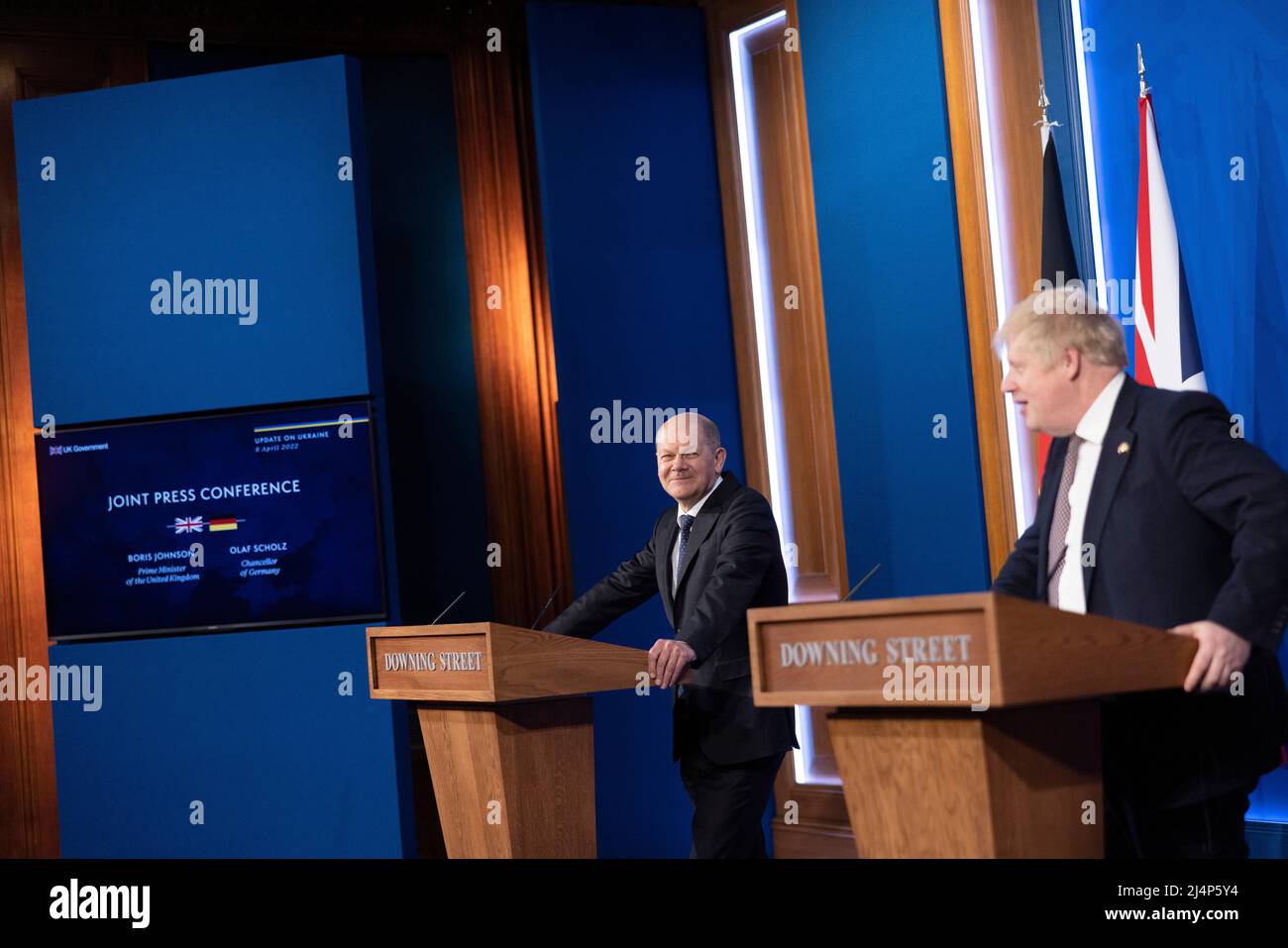 LONDRA, INGHILTERRA, REGNO UNITO - 08 APRILE 2022 -. Il primo ministro britannico Boris Johnson incontra il cancelliere tedesco OLAF Scholz per un incontro bilaterale nel 10 Downing Stree Foto Stock