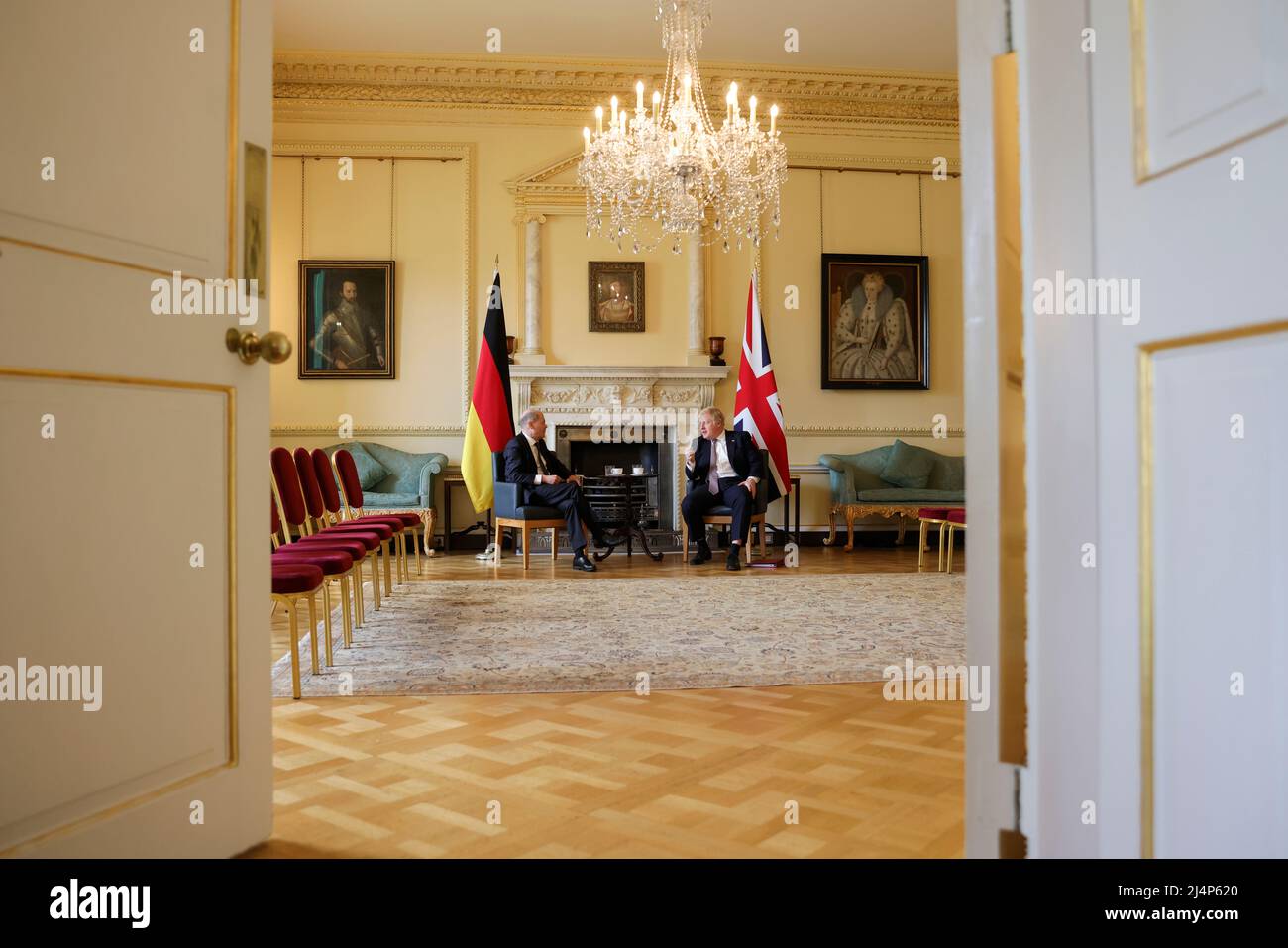 LONDRA, INGHILTERRA, REGNO UNITO - 08 APRILE 2022 -. Il primo ministro britannico Boris Johnson incontra il cancelliere tedesco OLAF Scholz per un incontro bilaterale nel 10 Downing Stree Foto Stock