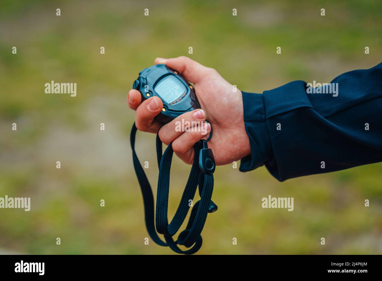 Cronometro nelle mani di un allenatore. Primo piano, foto illustrativa dell'allenamento sportivo Foto Stock