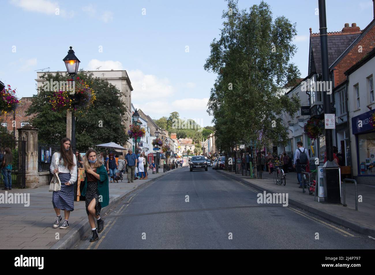 Vedute della gente sulla High Street a Glastonbury, Somerset nel Regno Unito Foto Stock