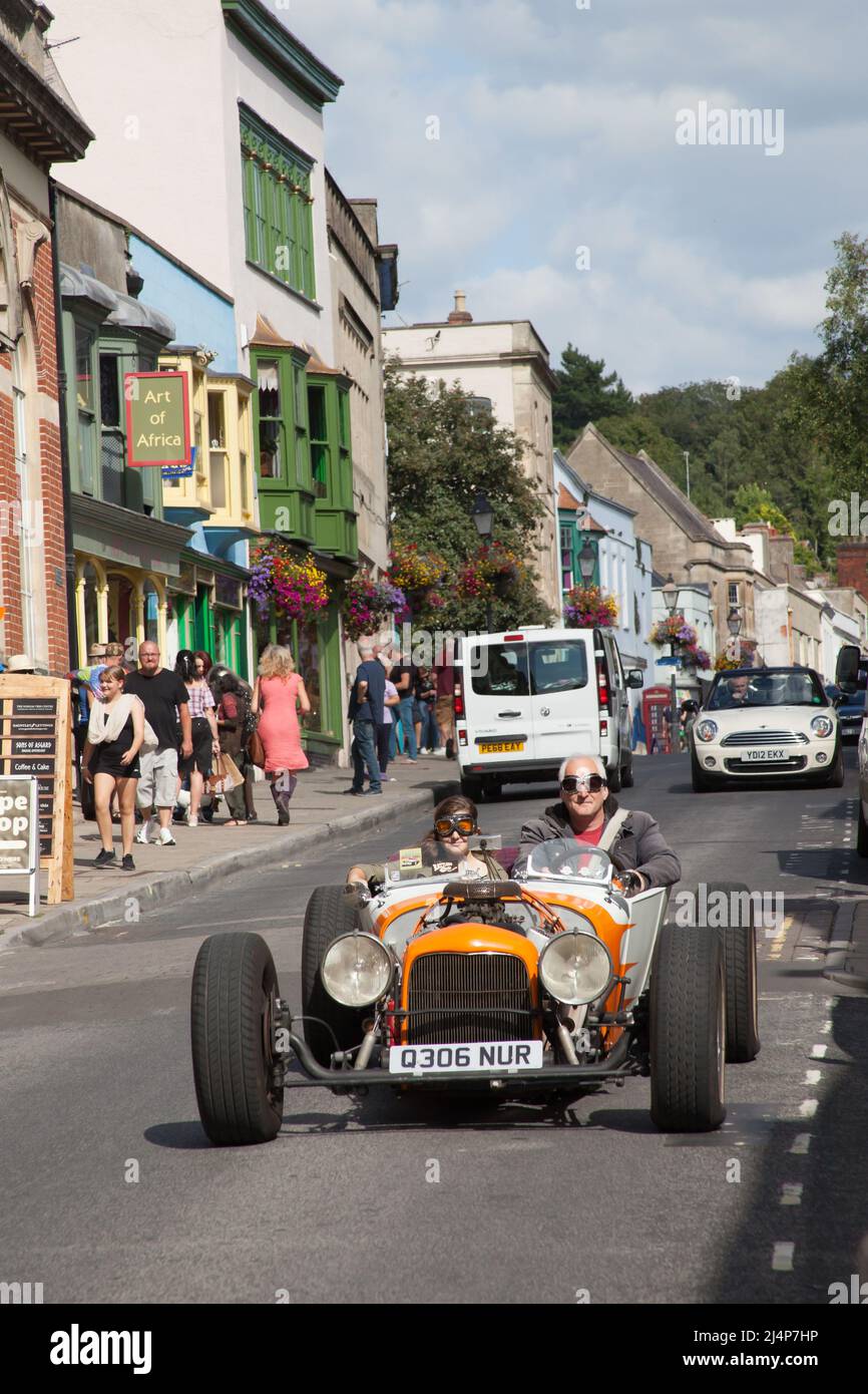 Una vecchia auto sportiva ha guidato lungo la High Street di Glastonbury, Somerset nel Regno Unito Foto Stock