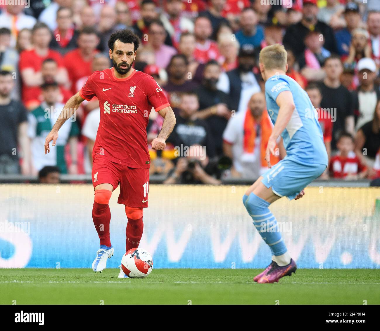 Londra, Regno Unito. 16 Aprile 2022 - Manchester City v Liverpool - semi-finale di fa Cup - Stadio di Wembley Mohamed Salah prende Oleksandr Zinchenko durante la semi-finale di fa Cup contro Manchester City Picture : © Mark Pain / Premium Sports Images Foto Stock