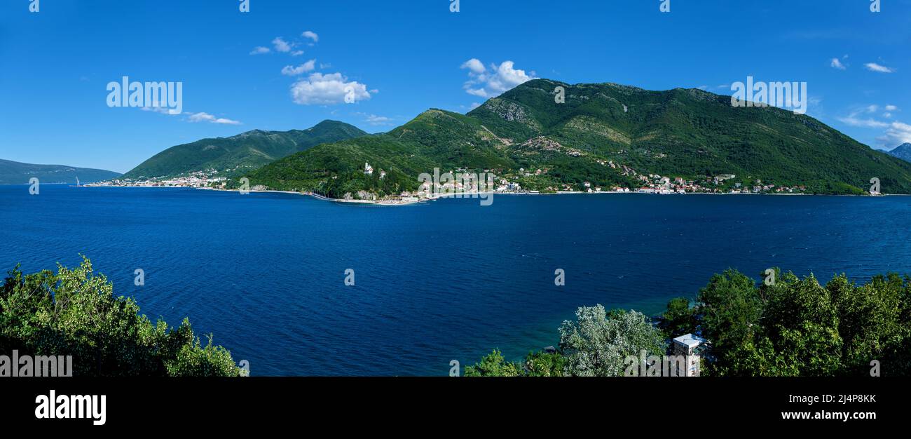 Splendidi paesaggi marini, montagne e natura in Montenegro Foto Stock