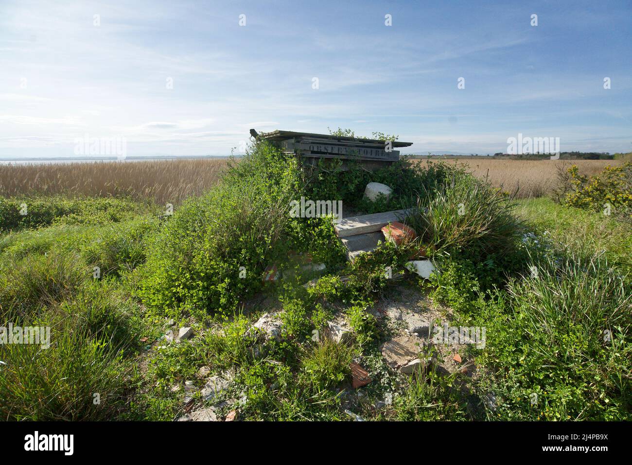 Un osservatorio / punto di osservazione su una riserva naturale lungo una laguna vicino alla spiaggia nel sud della Francia, Canet-en-Roussillon. Realizzato in pallet di legno.. Foto Stock