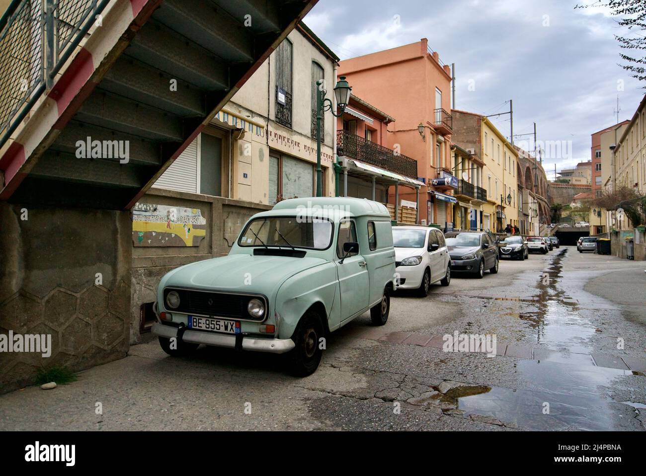 Renault 4 Fourgonnette (Van) parcheggiato su una strada in Francia (Coluor Blu) Foto Stock