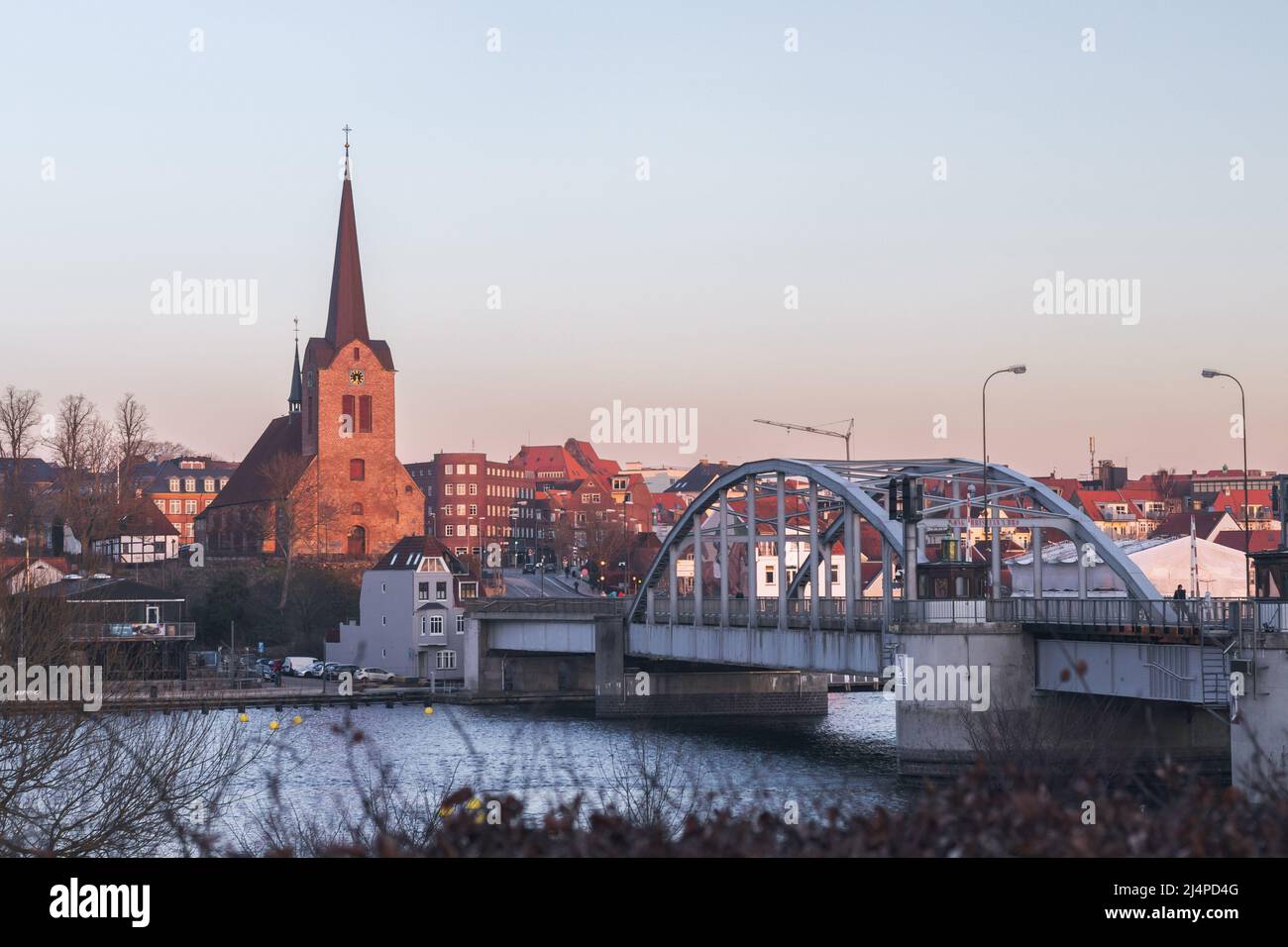 Paesaggio urbano serale di Sonderborg (Dan. Sønderborg), città nel sud della Danimarca Foto Stock