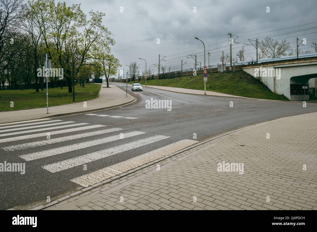 Attraversamento pedonale all'incrocio di tre strade. Foto Stock