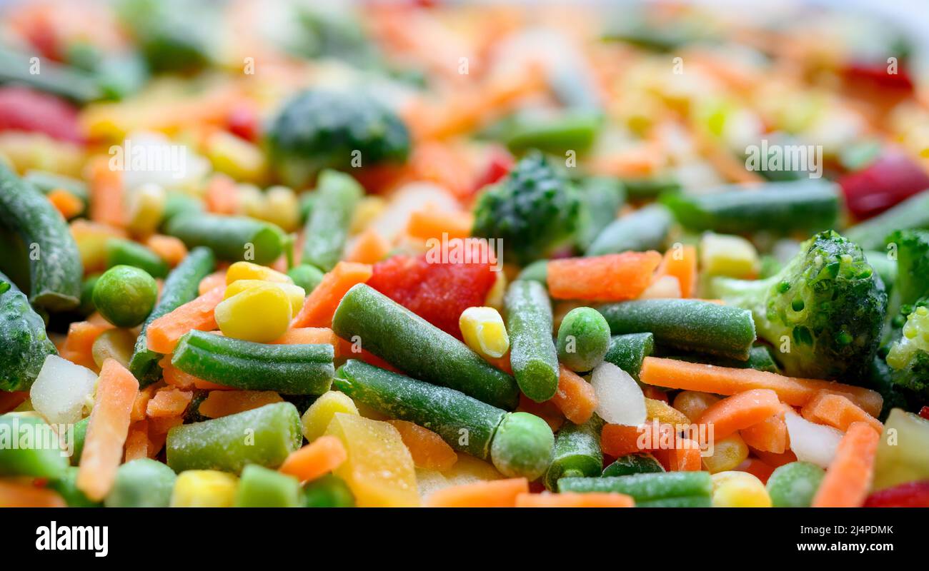 Miscela vegetale congelata di carote, mais, piselli, legumi, broccoli, pepe Foto Stock