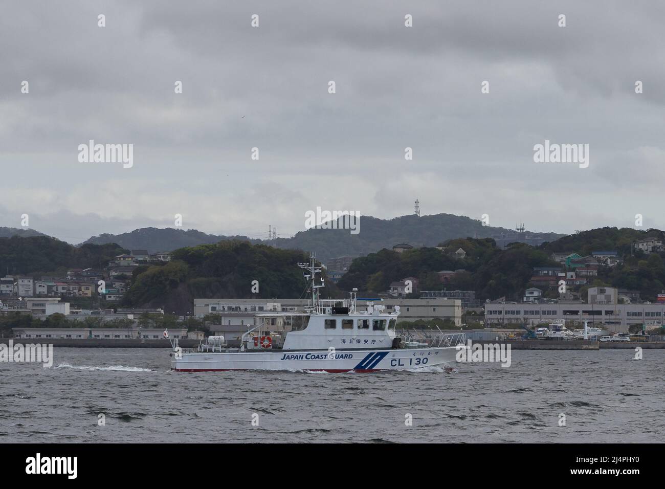 Una nave di pattuglia di classe 20 metri della Guardia Costiera del Giappone, Kurikase (CL 130) al largo della costa di Yokosuka a Kanagawa, Giappone. Foto Stock
