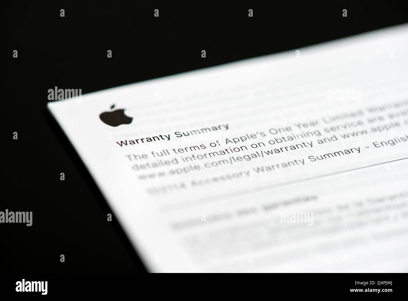 Foglio riepilogativo della garanzia del marchio Apple Inc in inglese su nero Foto Stock