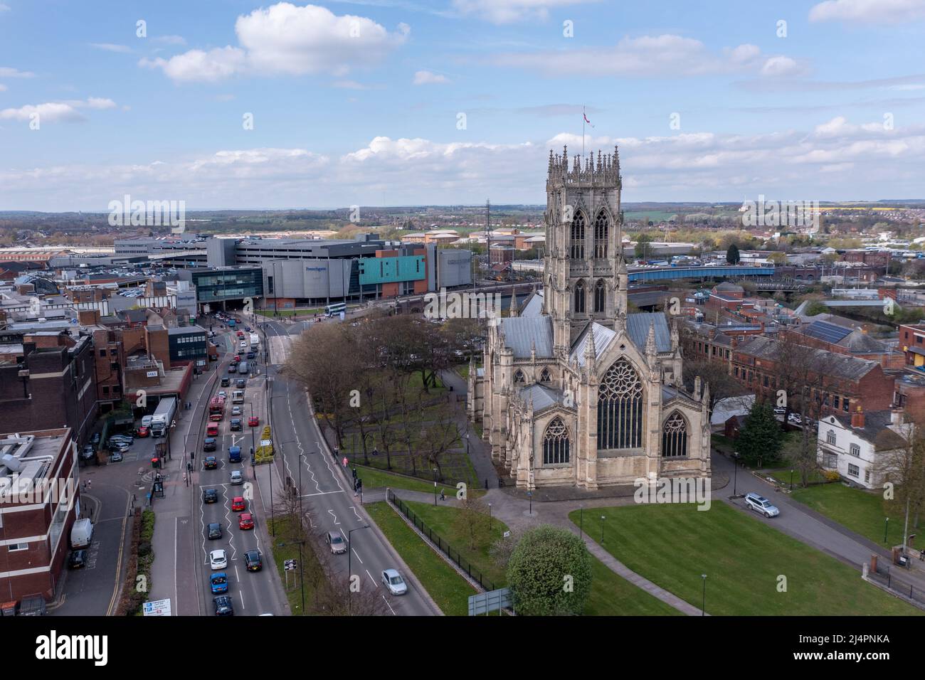 Una vista panoramica aerea della Chiesa di San Giorgio Minster in un paesaggio urbano del centro di Doncaster con il centro commerciale Frenchgate Center Foto Stock